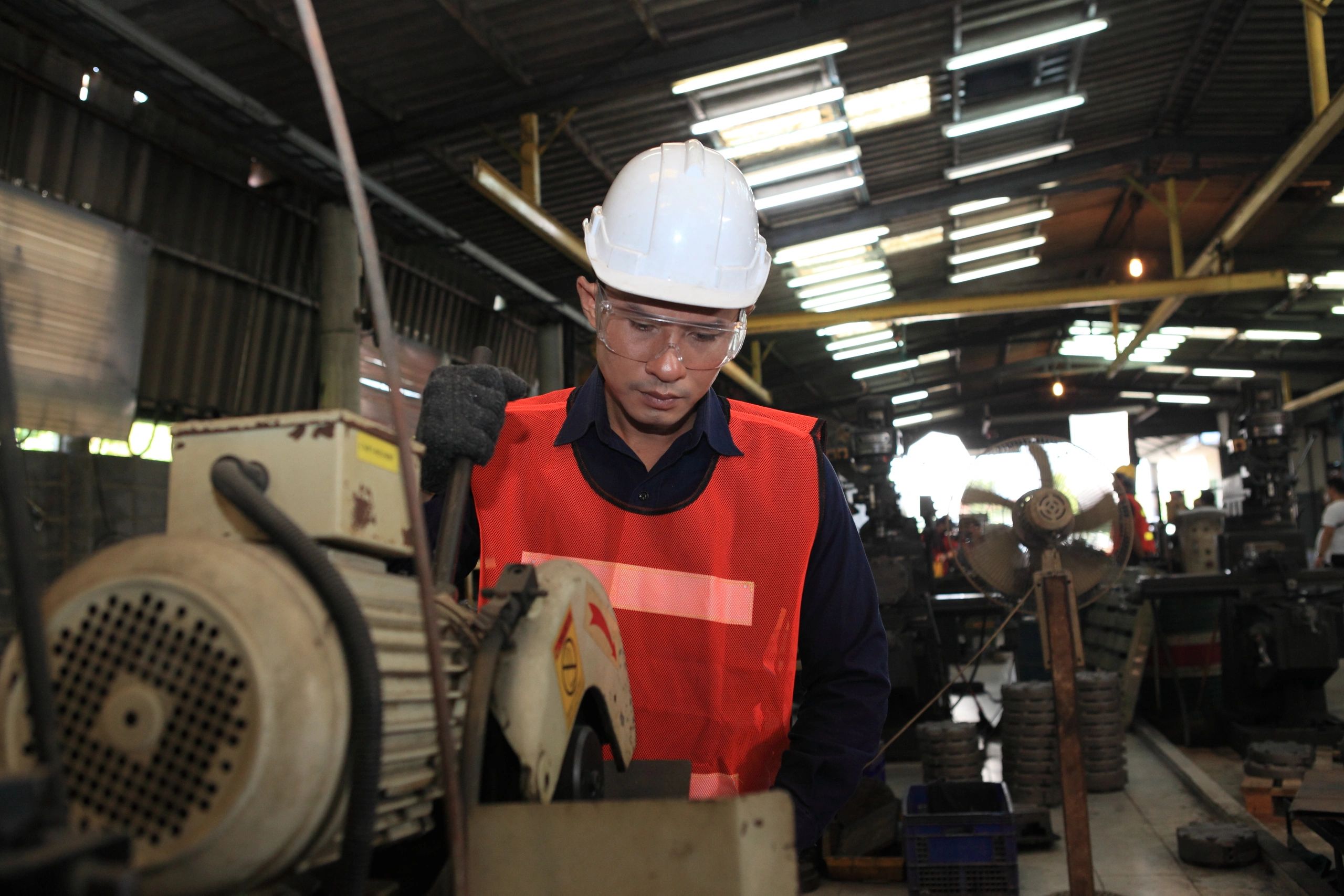 Teknisi Glodok Gauge melakukan kalibrasi pressure gauge di laboratorium